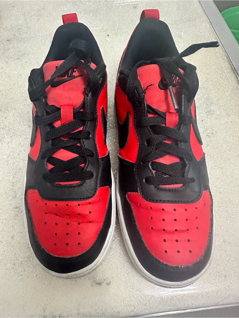 Nike Kids Red and Black Low-Top Sneakers